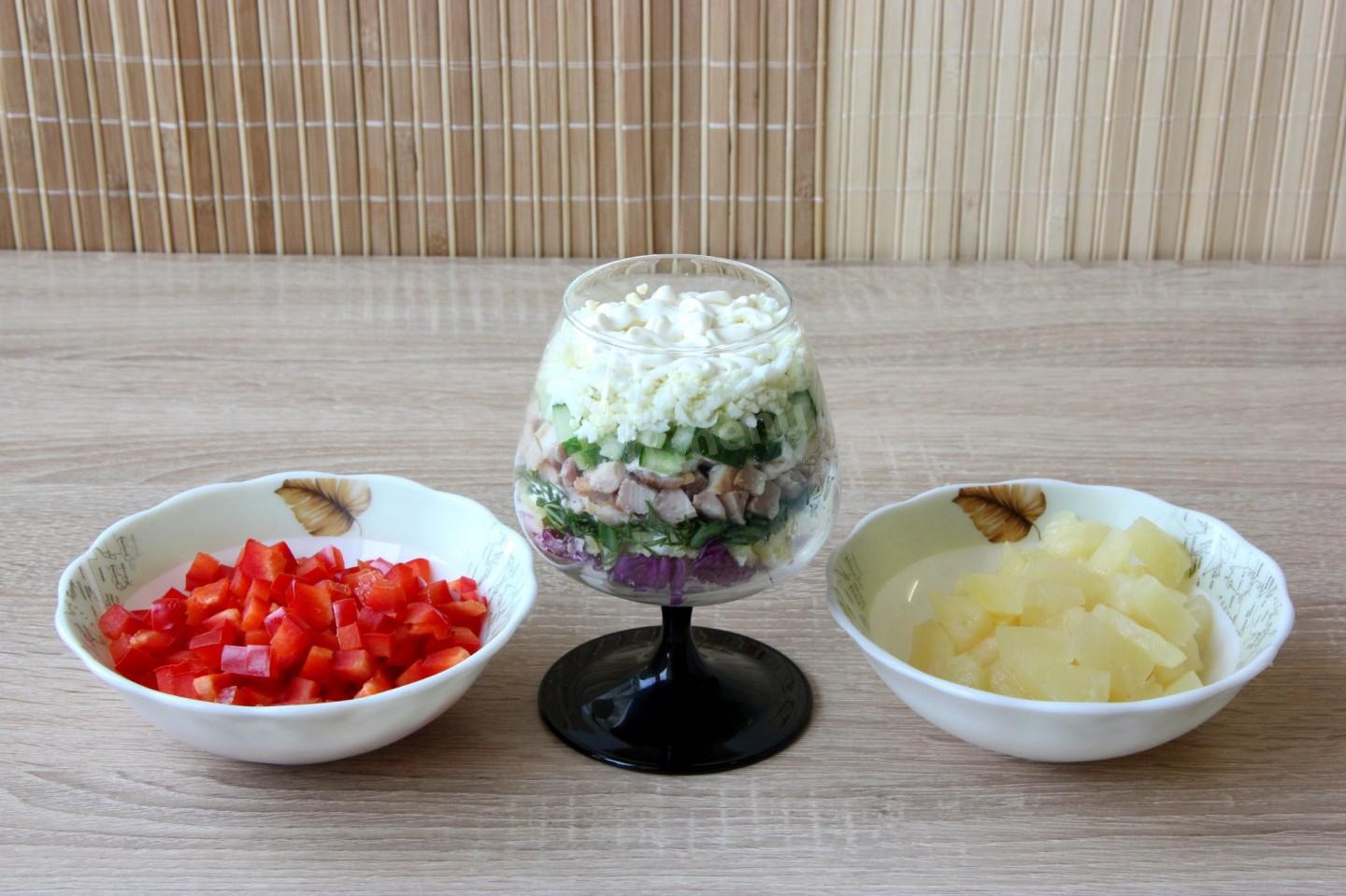 Шаг 7 приготовления Салат коктейль с копченой курицей и ананасом слоеный