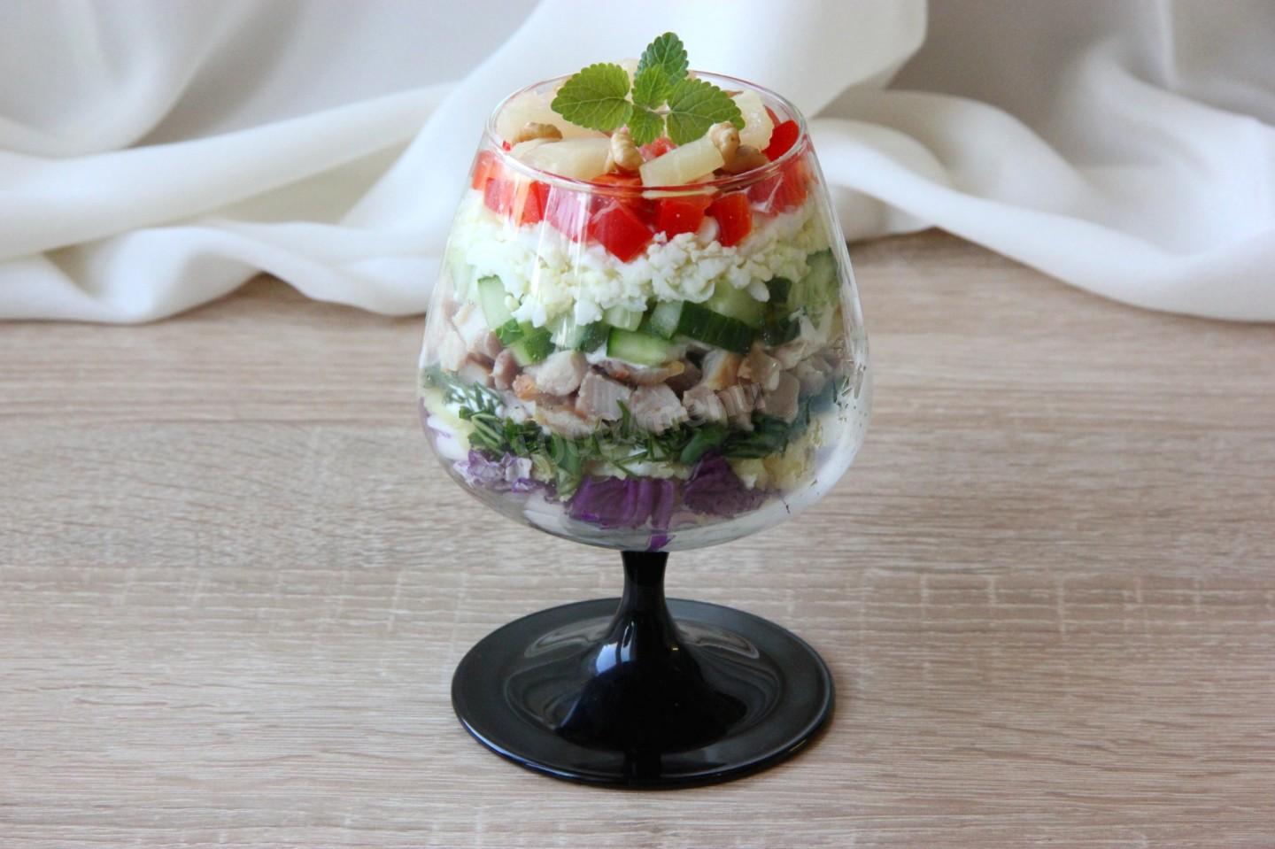 Шаг 8 приготовления Салат коктейль с копченой курицей и ананасом слоеный