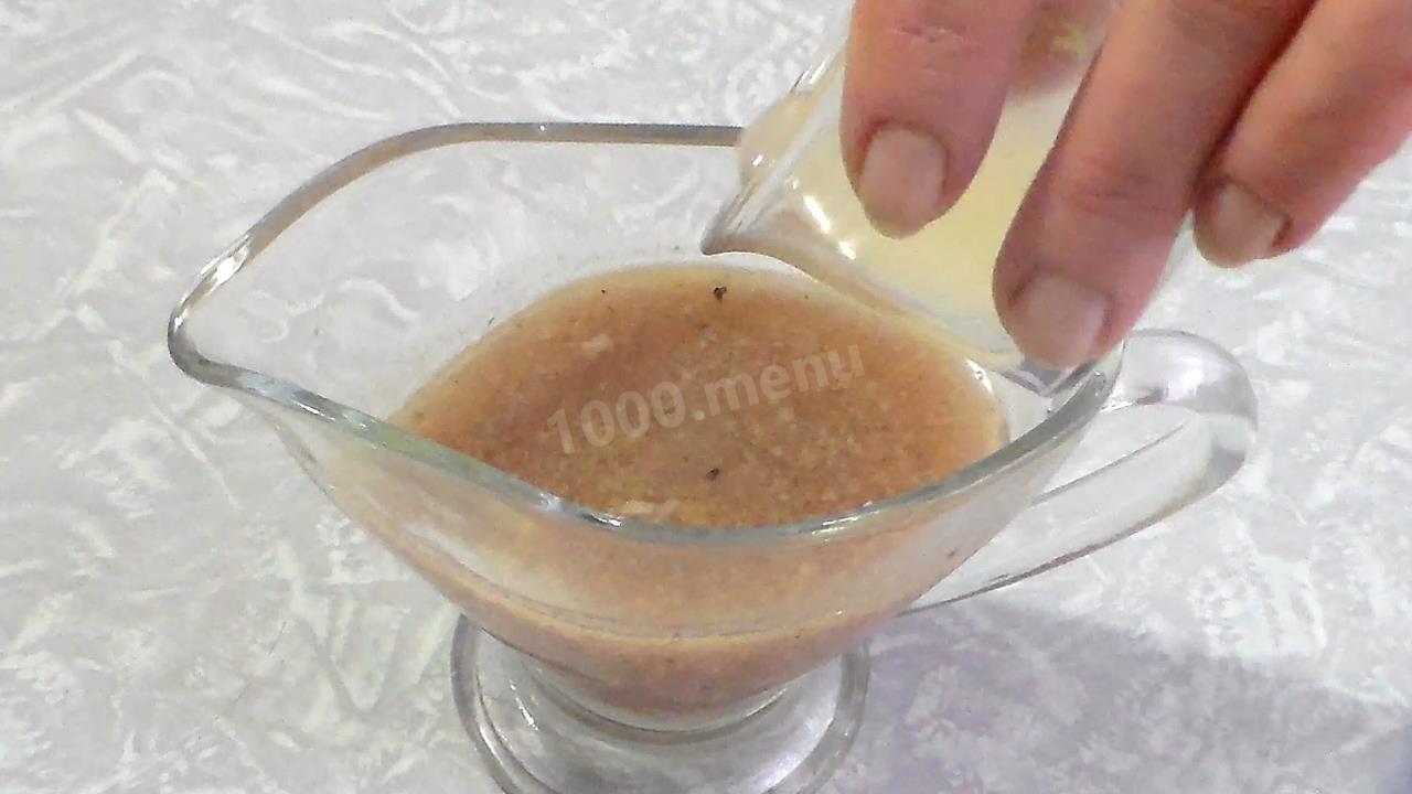 Шаг 4 приготовления Рыбный салат без майонеза с авокадо и грушами