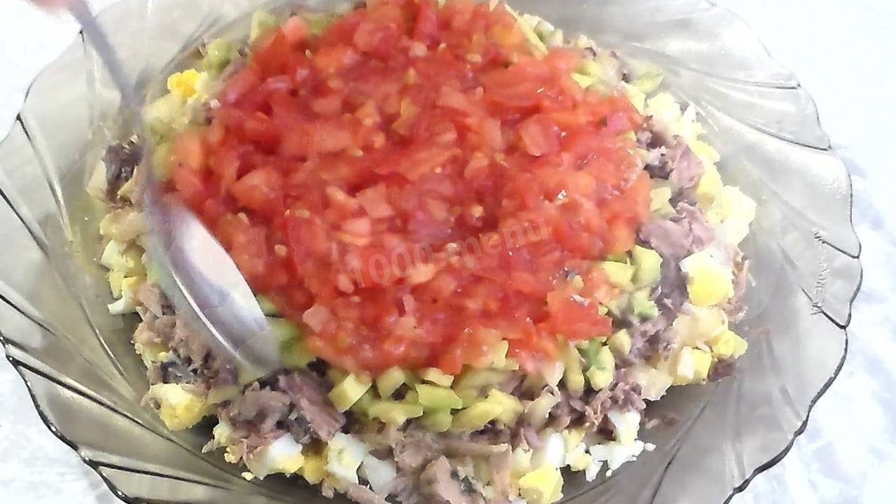 Шаг 8 приготовления Рыбный салат без майонеза с авокадо и грушами