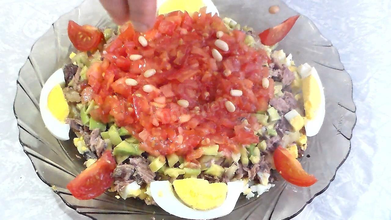Шаг 9 приготовления Рыбный салат без майонеза с авокадо и грушами