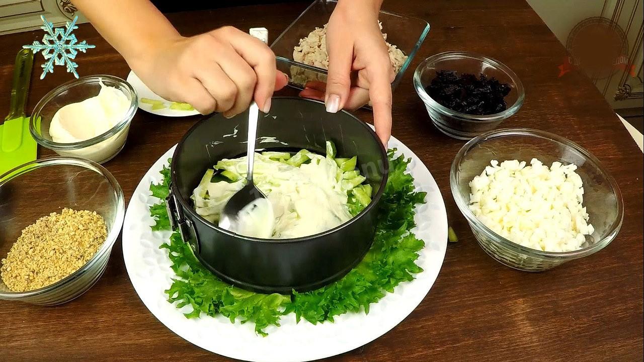 Шаг 7 приготовления Салат Нежность с курицей яйцами огурцами