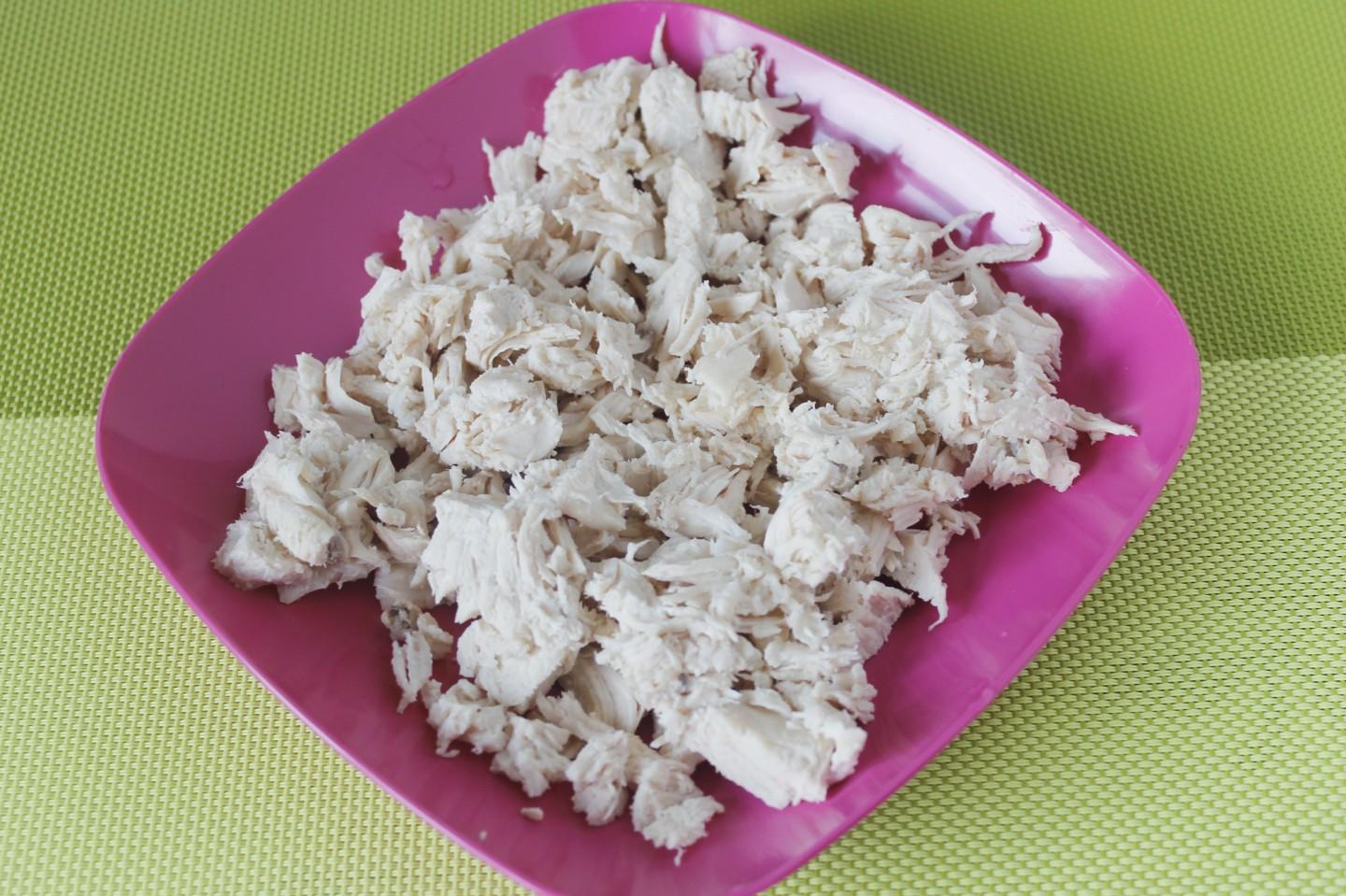 Шаг 1 приготовления Салат Свинка с куриным филе