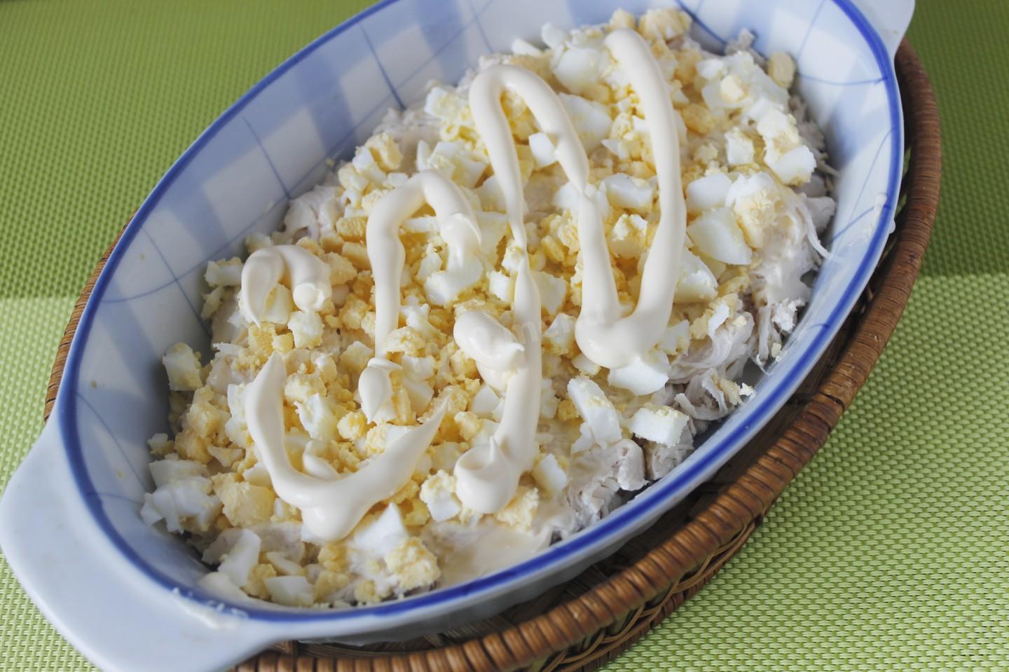 Шаг 5 приготовления Салат Свинка с куриным филе