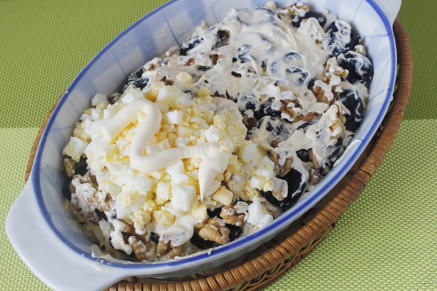 Шаг 8 приготовления Салат Свинка с куриным филе