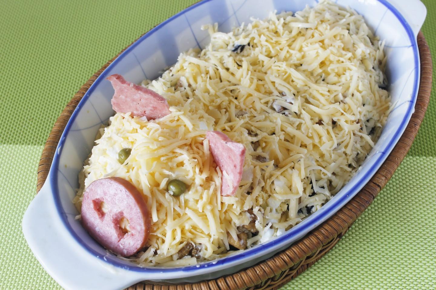 Шаг 9 приготовления Салат Свинка с куриным филе