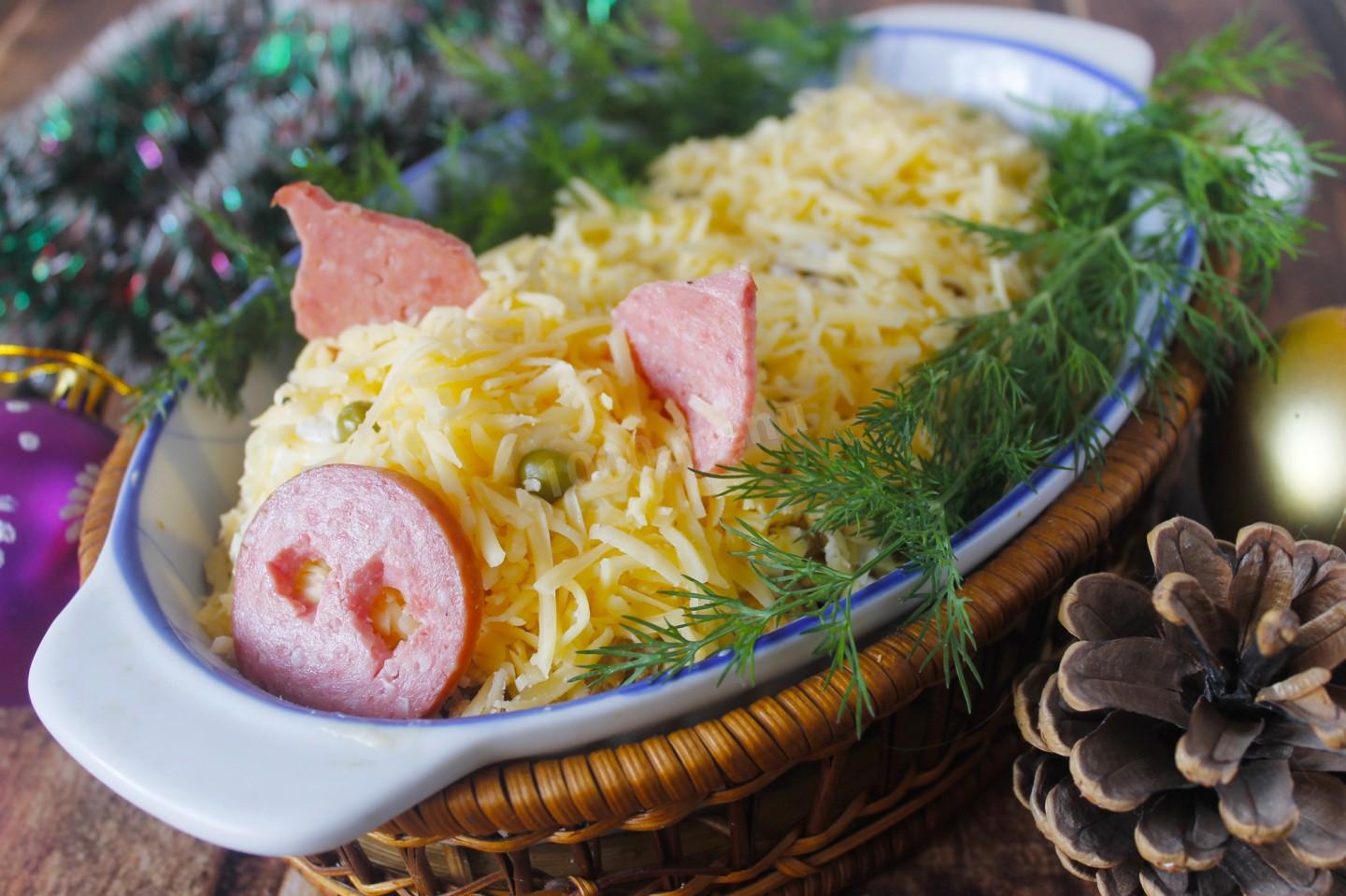 Обложка рецепта Салат Свинка с куриным филе