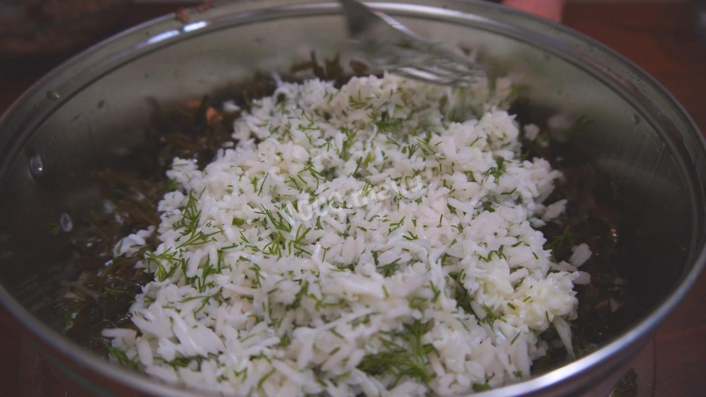Шаг 12 приготовления Салат с морской капустой, консервами рыбными сайрой и рисом