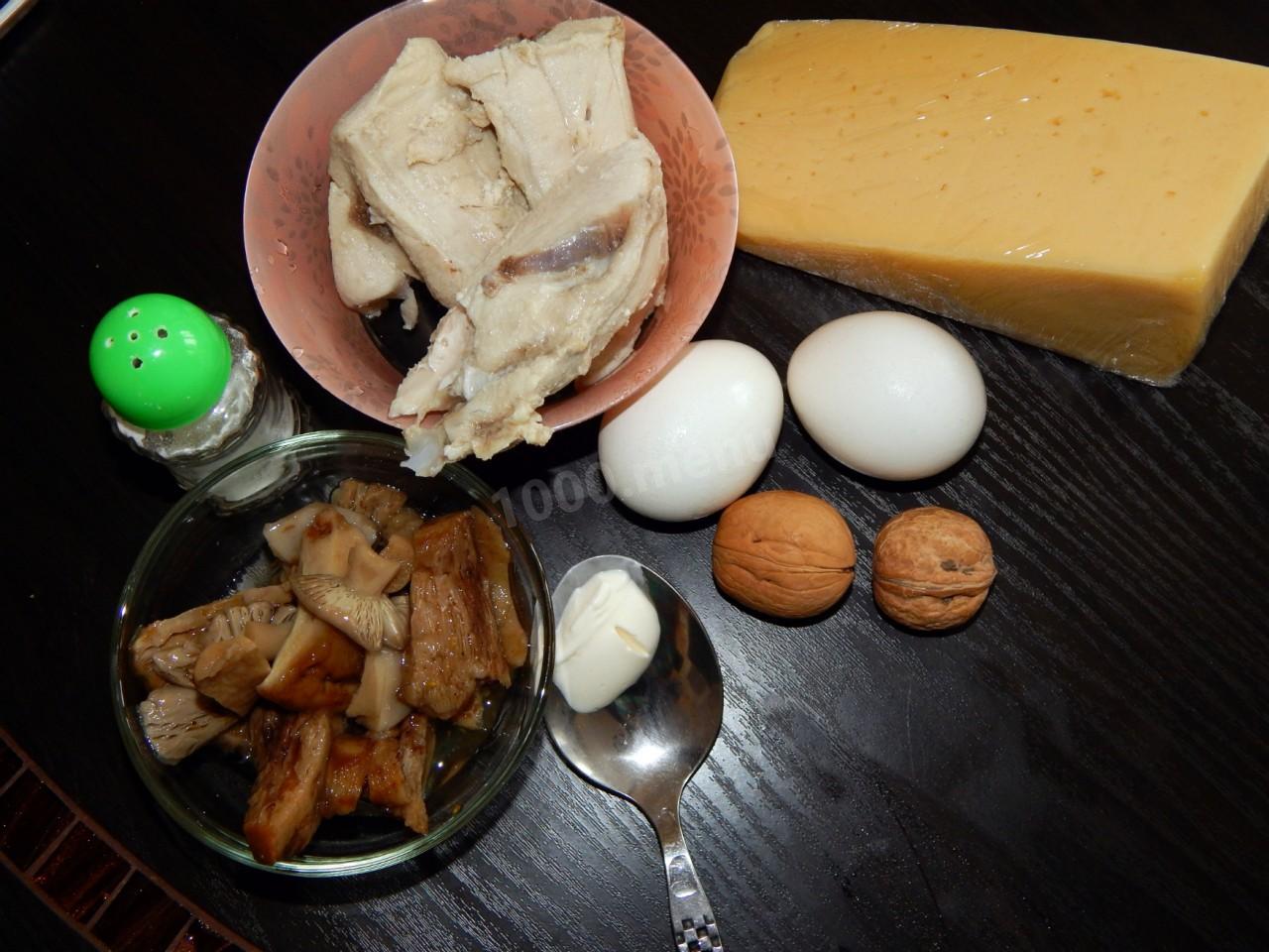 Шаг 1 приготовления Слоеный салат с солеными грибами сыром и курицей