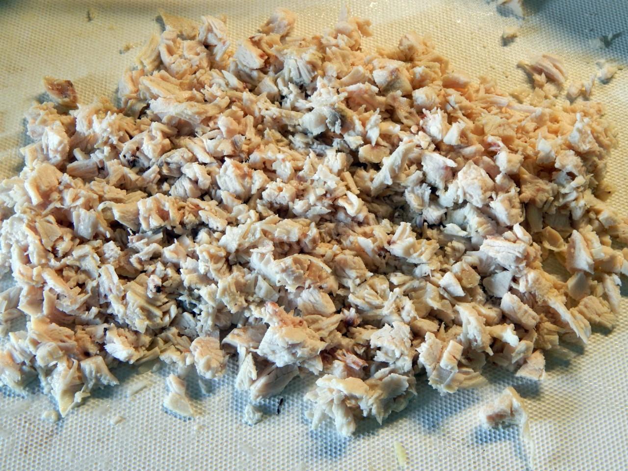 Шаг 2 приготовления Слоеный салат с солеными грибами сыром и курицей