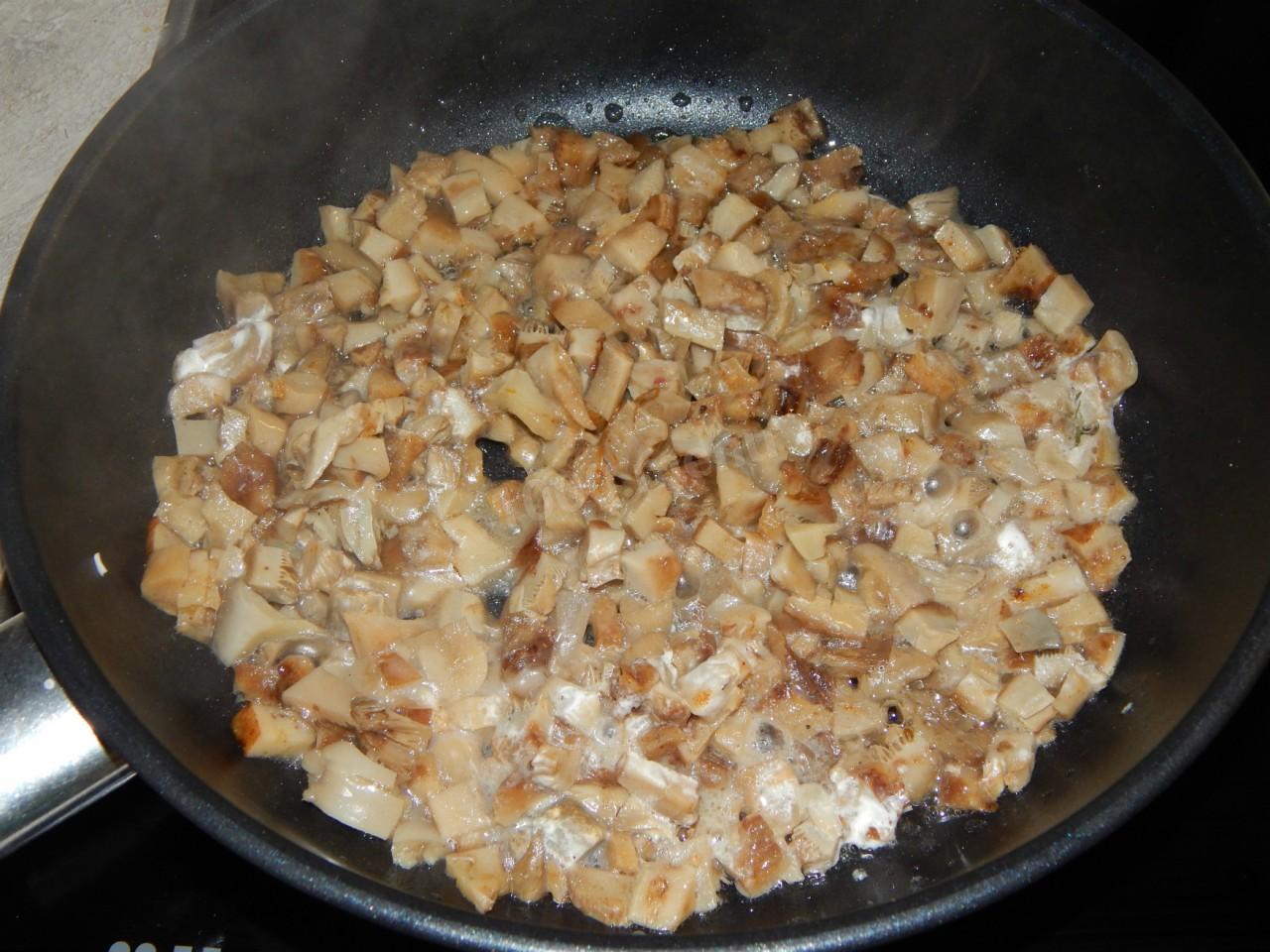 Шаг 4 приготовления Слоеный салат с солеными грибами сыром и курицей