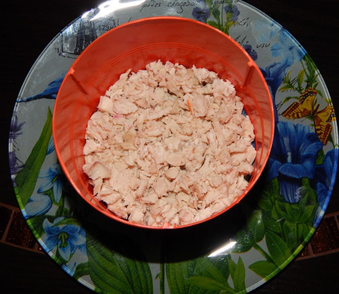 Шаг 5 приготовления Слоеный салат с солеными грибами сыром и курицей