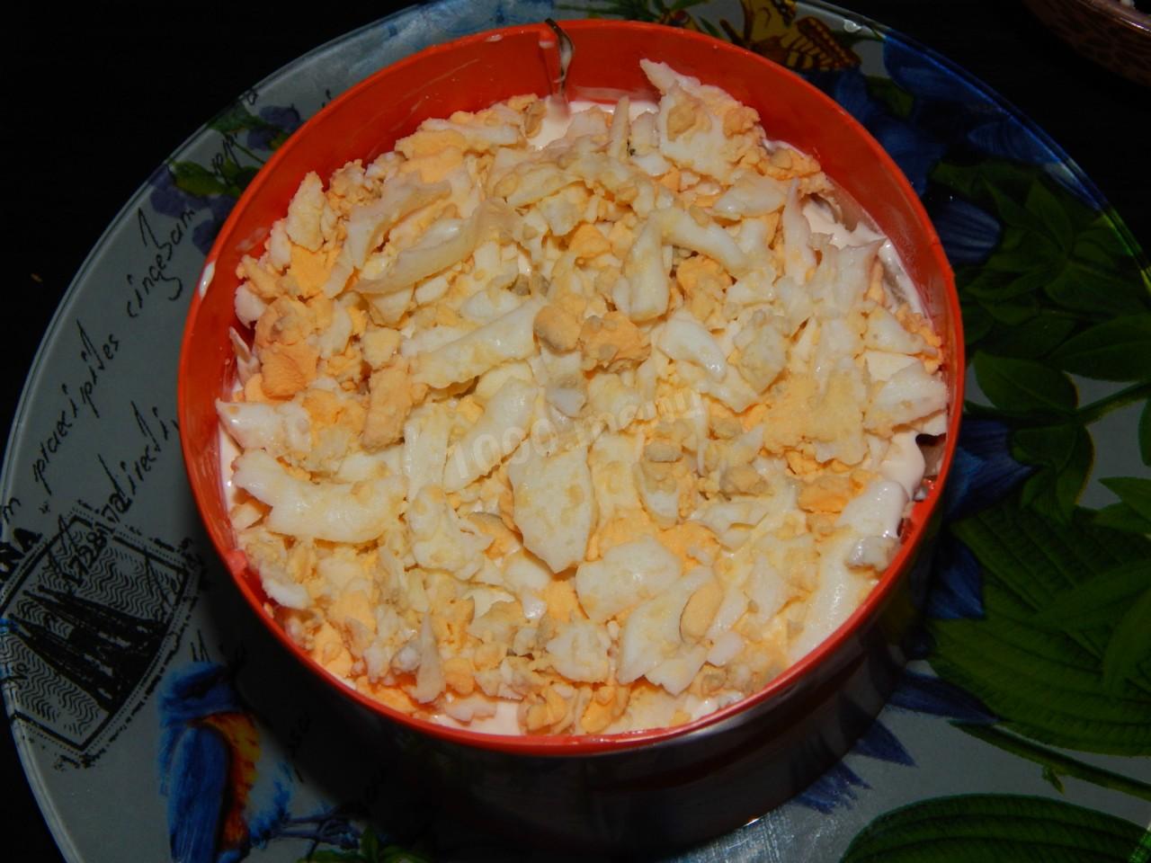 Шаг 7 приготовления Слоеный салат с солеными грибами сыром и курицей