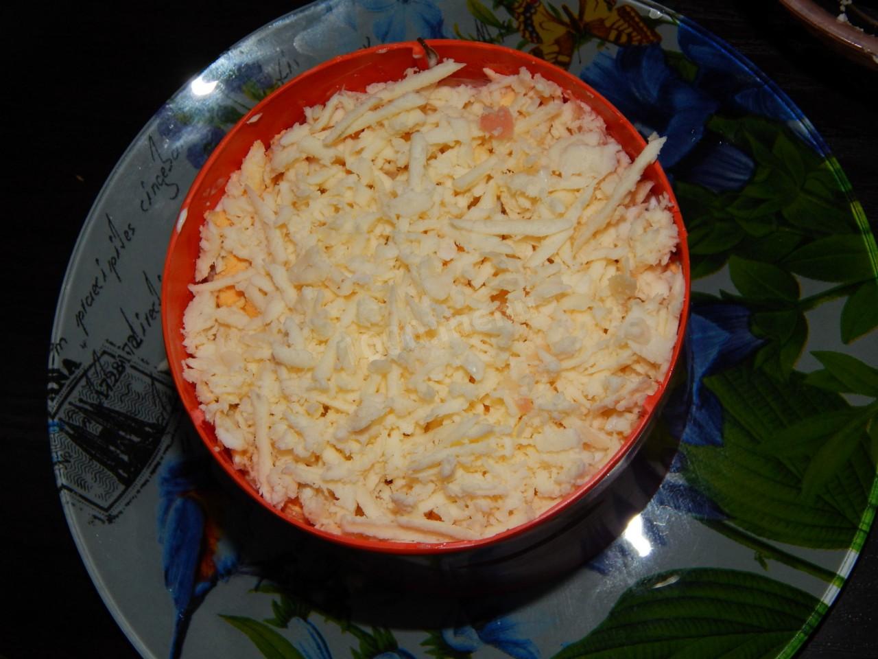 Шаг 8 приготовления Слоеный салат с солеными грибами сыром и курицей