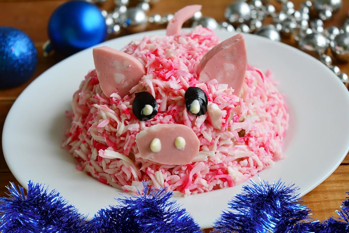 Обложка рецепта Салат Свинка с зеленым горошком и курицей