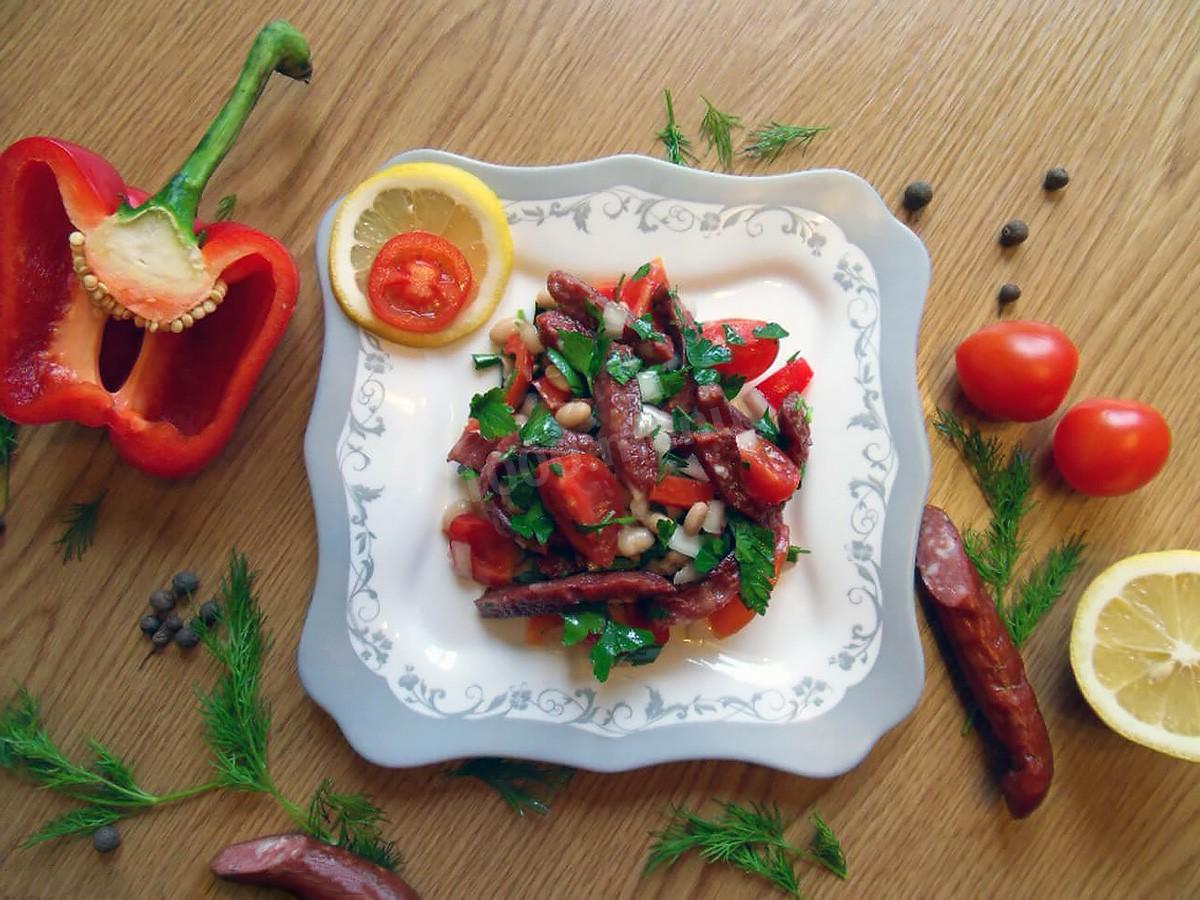 Обложка рецепта Салат с охотничьими колбасками и фасолью