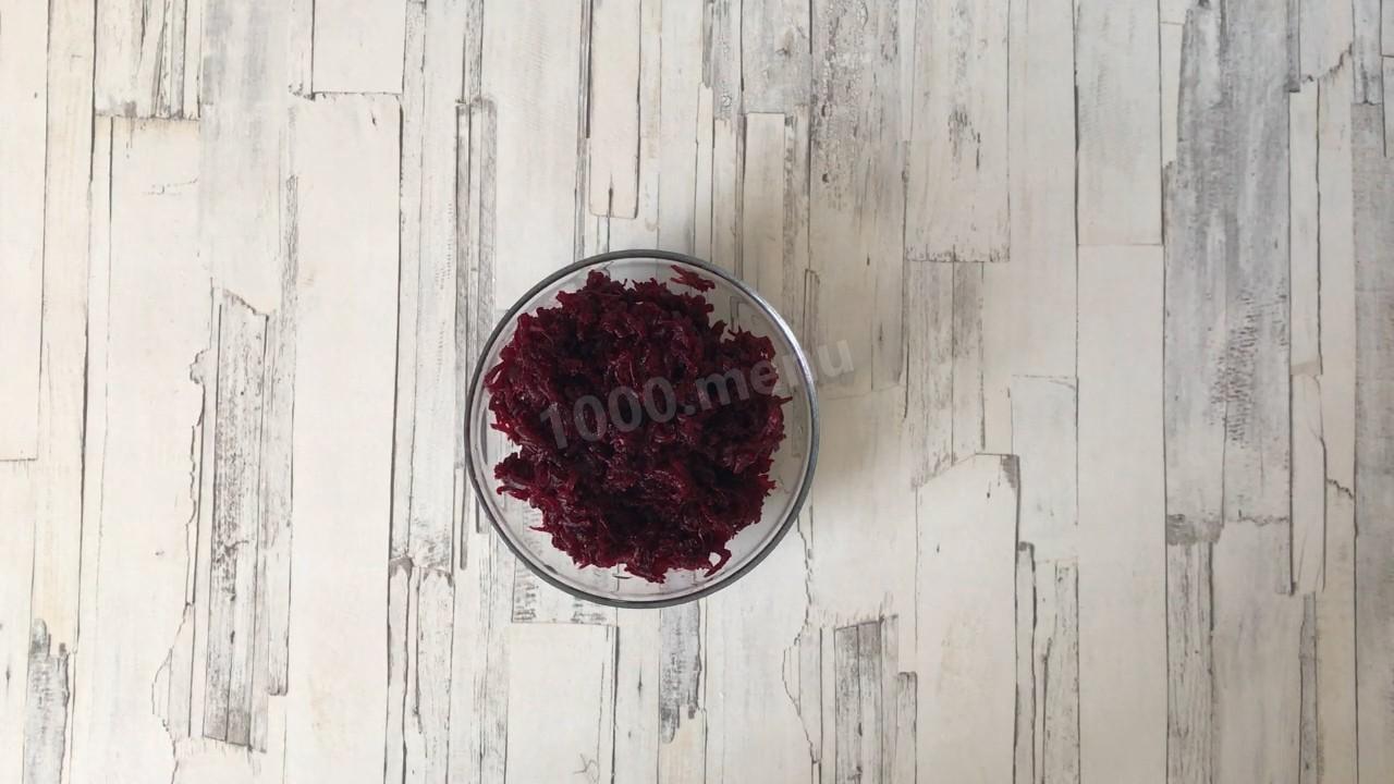 Шаг 2 приготовления Салат Красный бархат из свеклы с творогом и чесноком