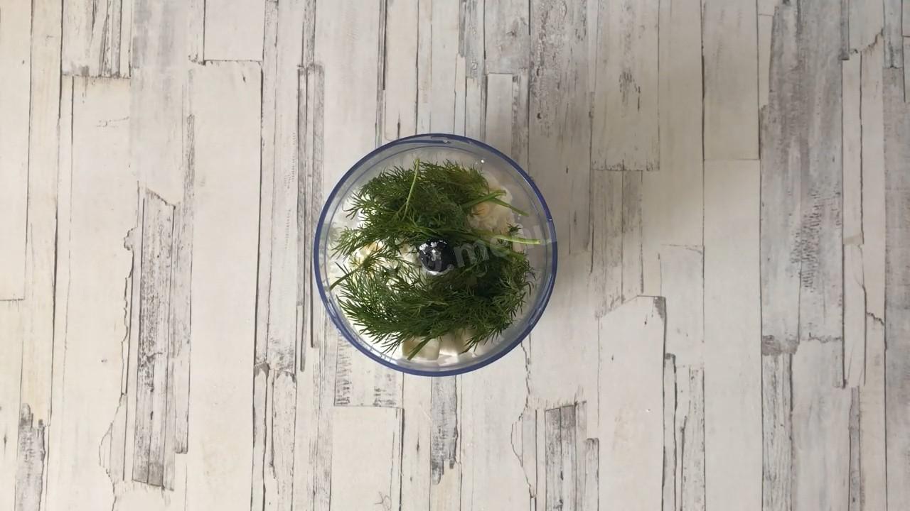 Шаг 4 приготовления Салат Красный бархат из свеклы с творогом и чесноком