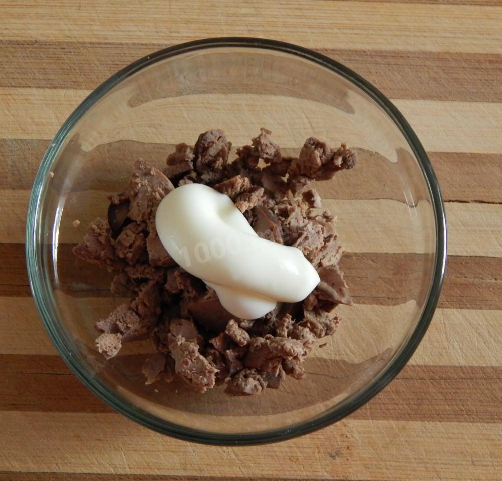 Шаг 5 приготовления Салат из куриной печени слоеный