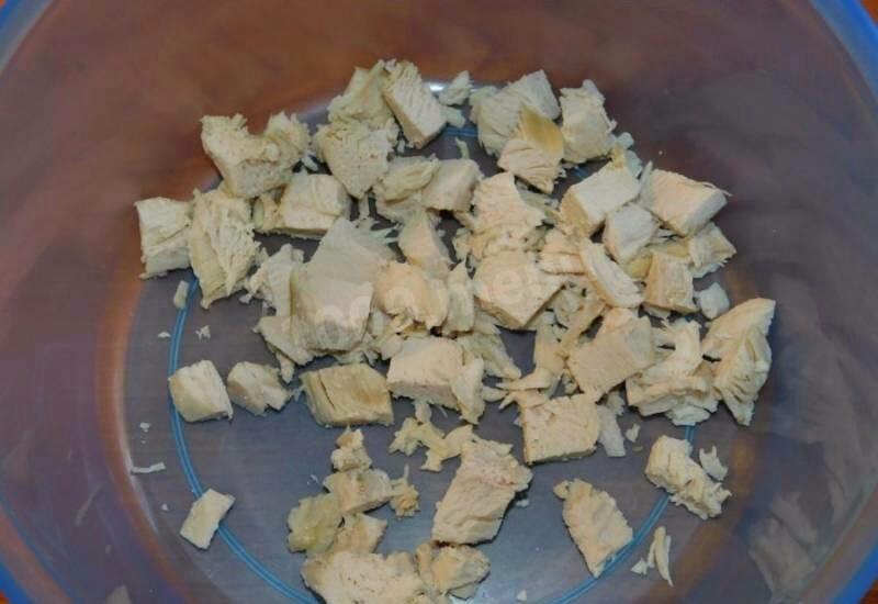 Шаг 1 приготовления Салат с маринованными грибами и консервированной кукурузой