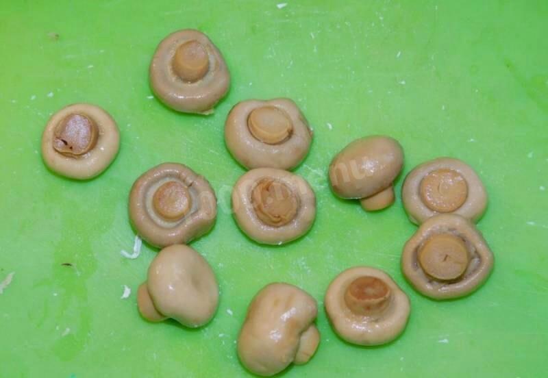 Шаг 2 приготовления Салат с маринованными грибами и консервированной кукурузой
