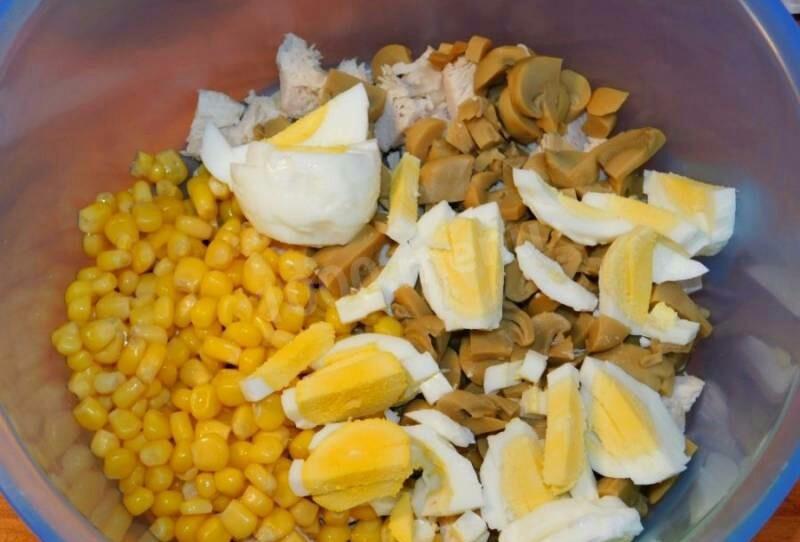 Шаг 3 приготовления Салат с маринованными грибами и консервированной кукурузой