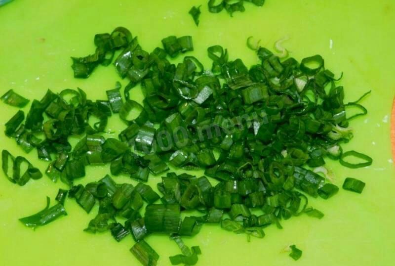Шаг 4 приготовления Салат с маринованными грибами и консервированной кукурузой