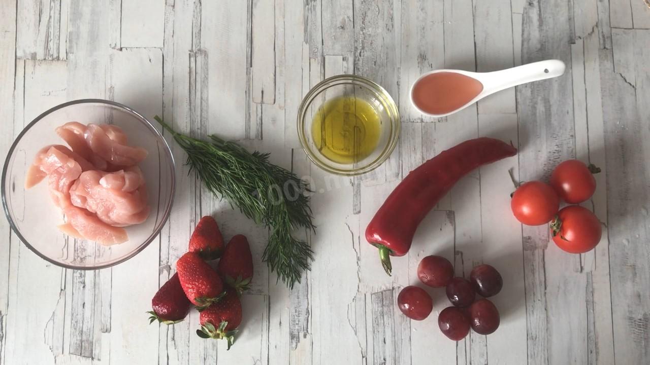 Шаг 1 приготовления Салат из жареной индейки с фруктами