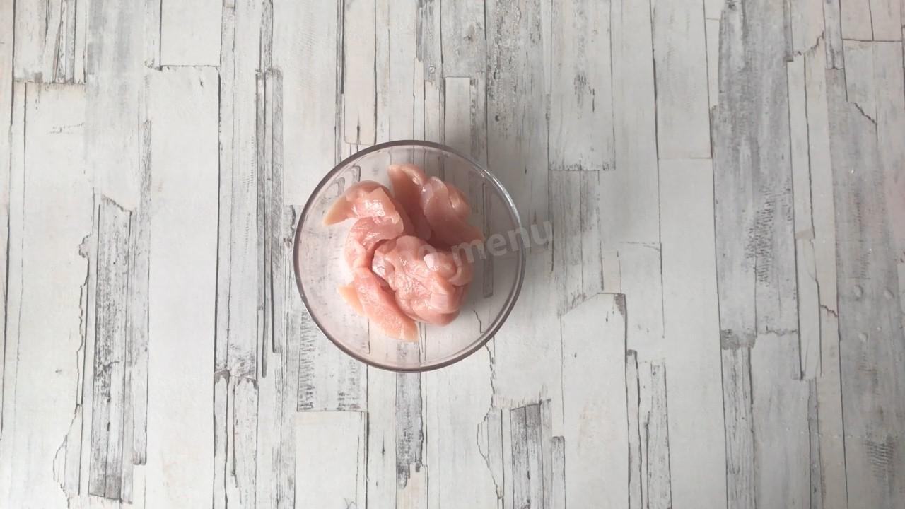Шаг 2 приготовления Салат из жареной индейки с фруктами