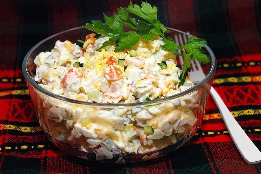 Обложка рецепта Рецепт классического мясного салата с солеными огурцами