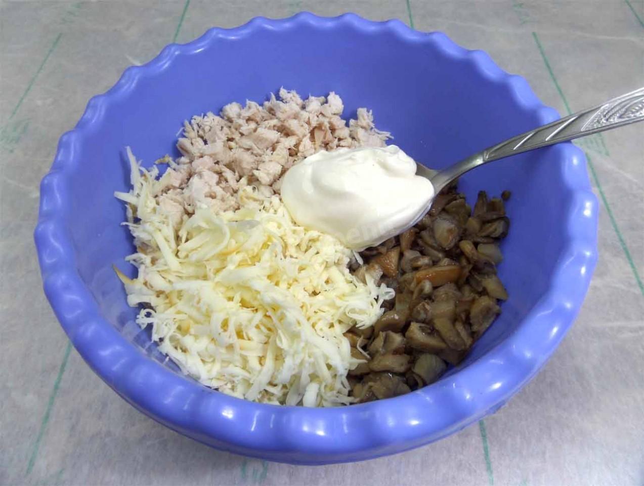 Шаг 9 приготовления Салат Арбузная долька с курицей и грибами