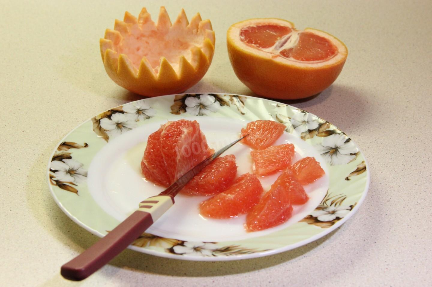 Шаг 11 приготовления Салат с курицей в грейпфруте