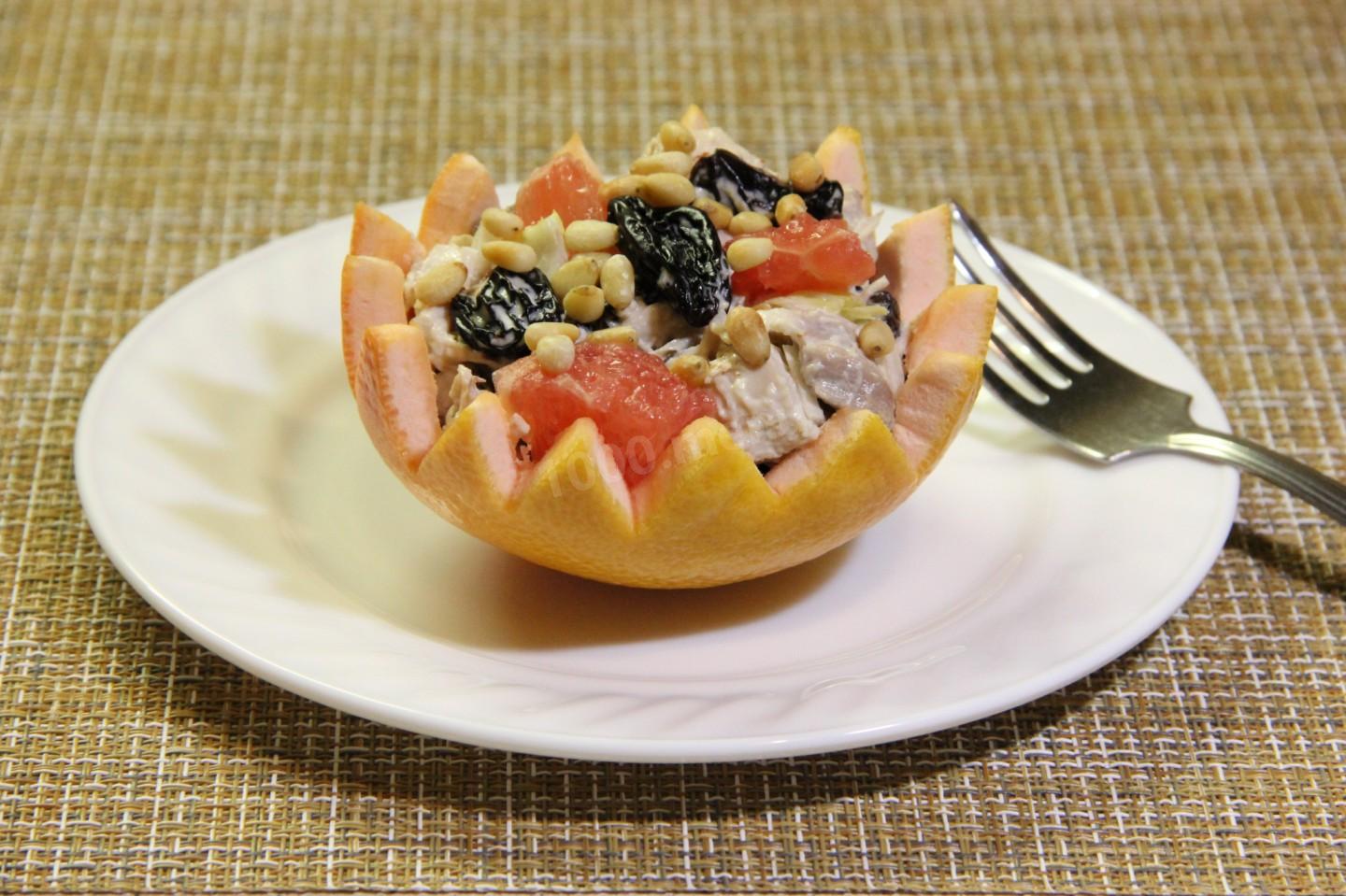 Шаг 12 приготовления Салат с курицей в грейпфруте