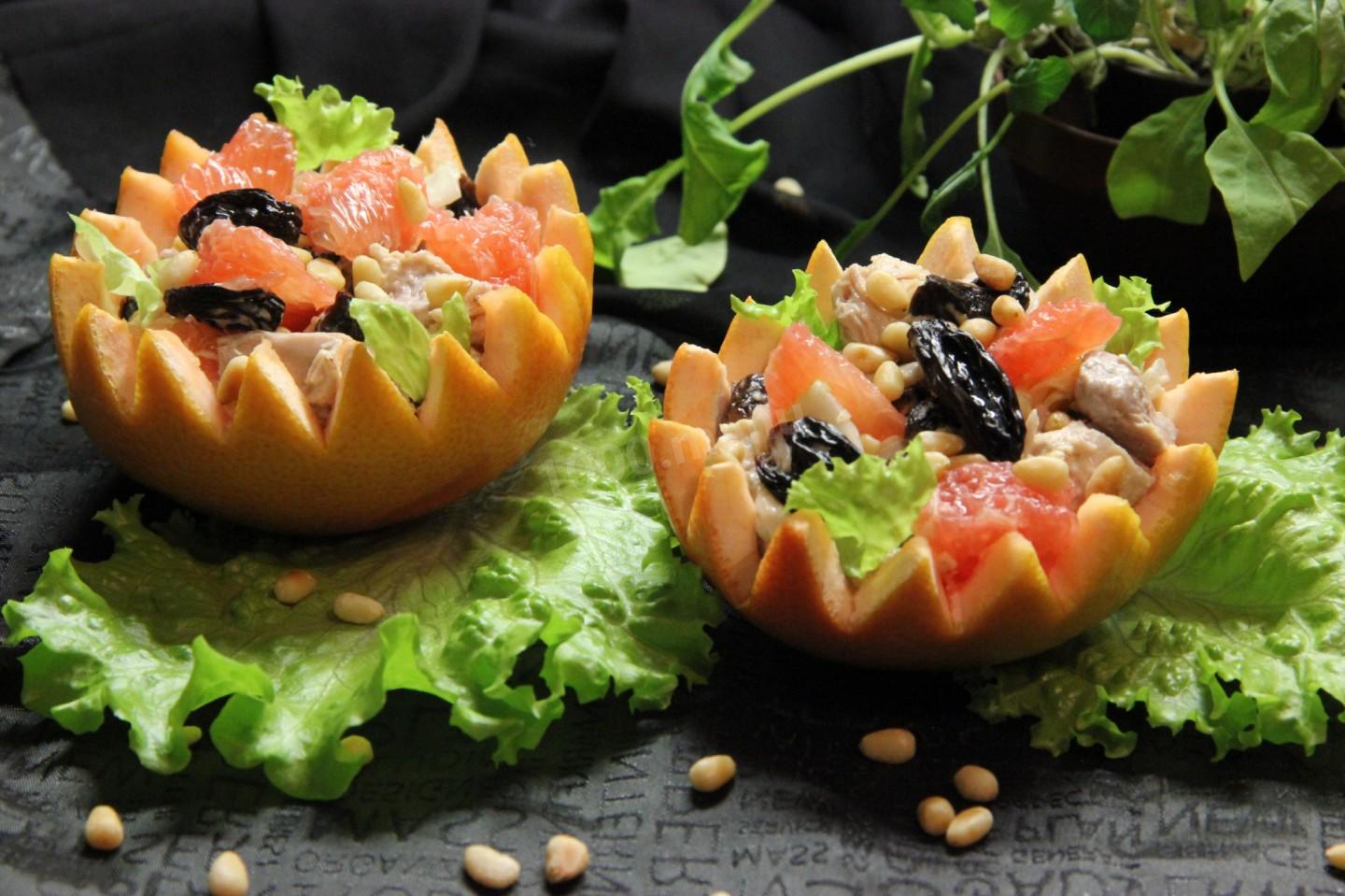 Шаг 13 приготовления Салат с курицей в грейпфруте