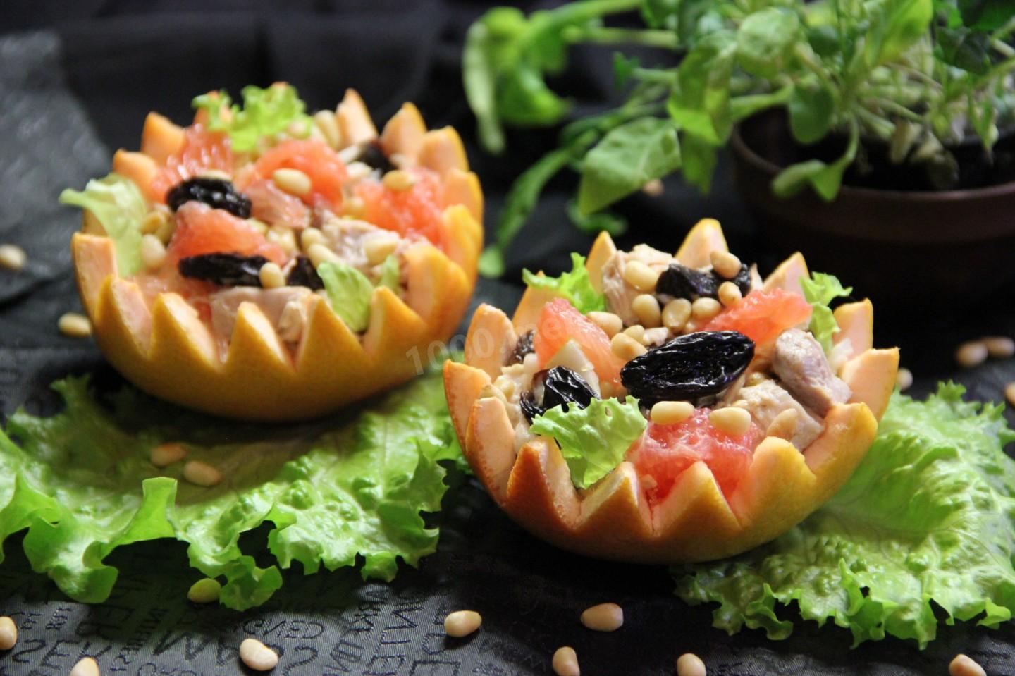 Обложка рецепта Салат с курицей в грейпфруте