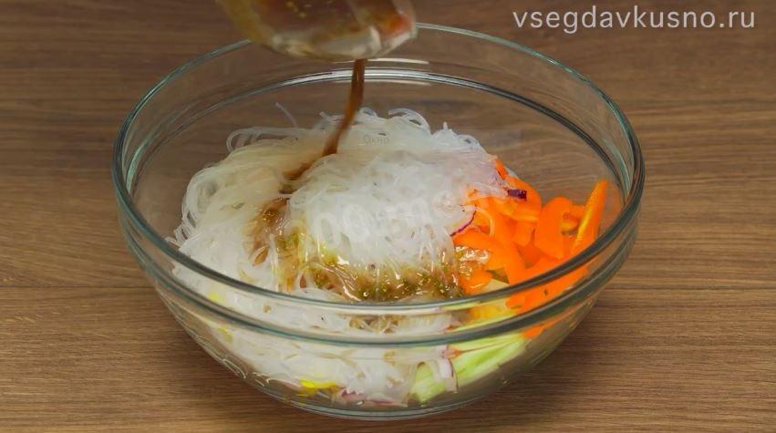 Шаг 7 приготовления Фунчоза со свежими овощами по-корейски