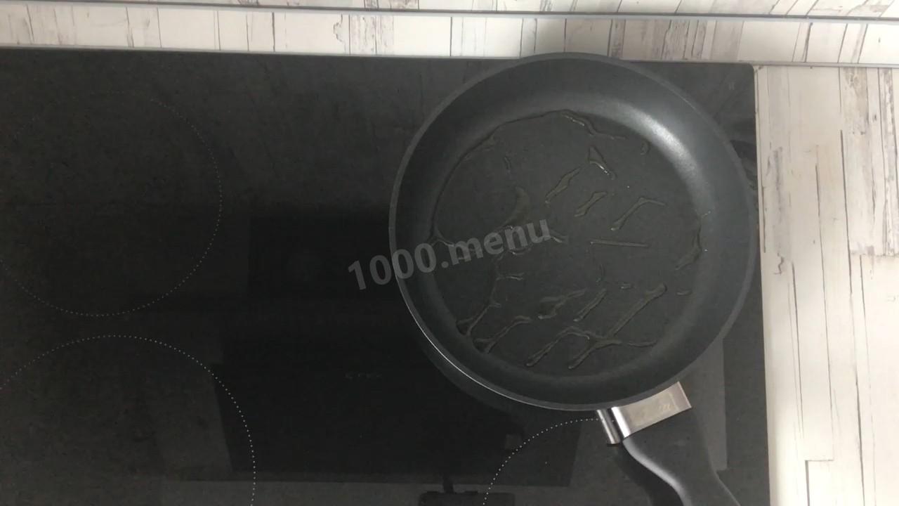 Шаг 2 приготовления Салат с жареным беконом сыром и помидорами
