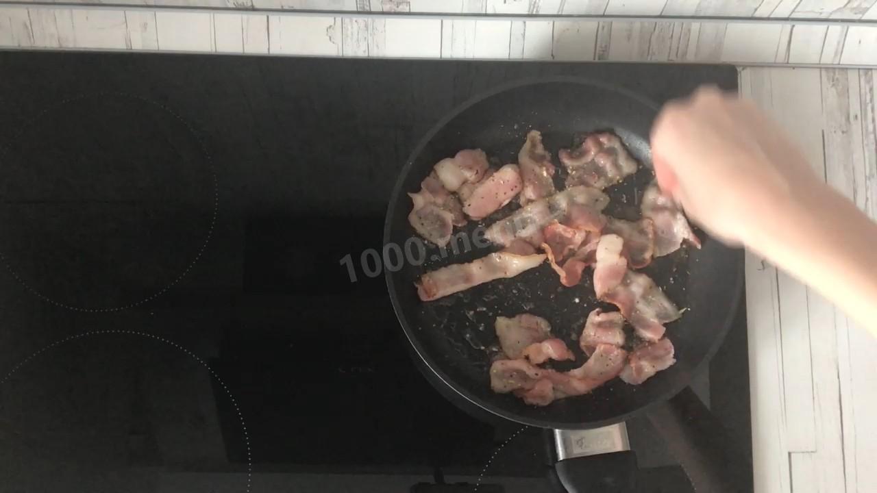 Шаг 3 приготовления Салат с жареным беконом сыром и помидорами