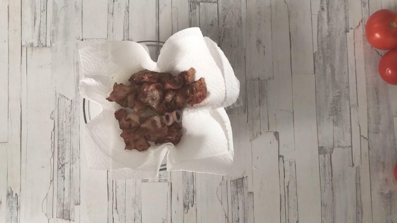 Шаг 4 приготовления Салат с жареным беконом сыром и помидорами