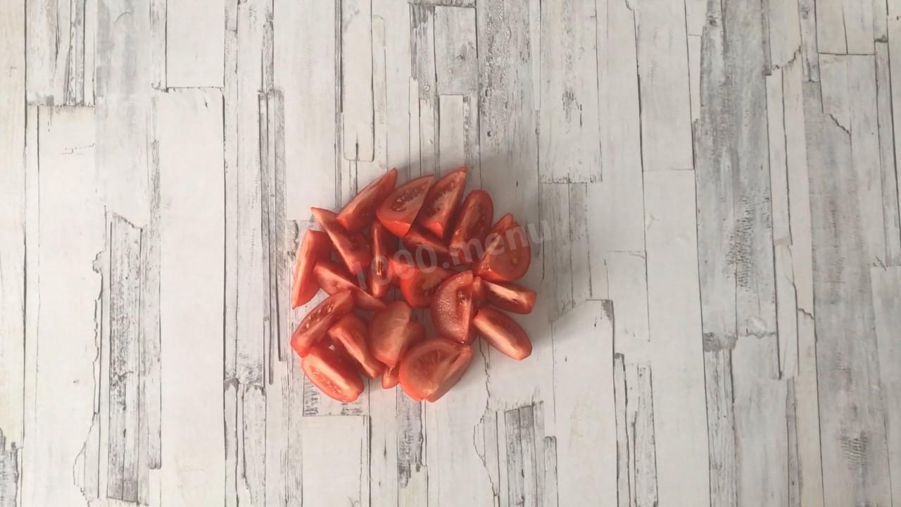 Шаг 5 приготовления Салат с жареным беконом сыром и помидорами
