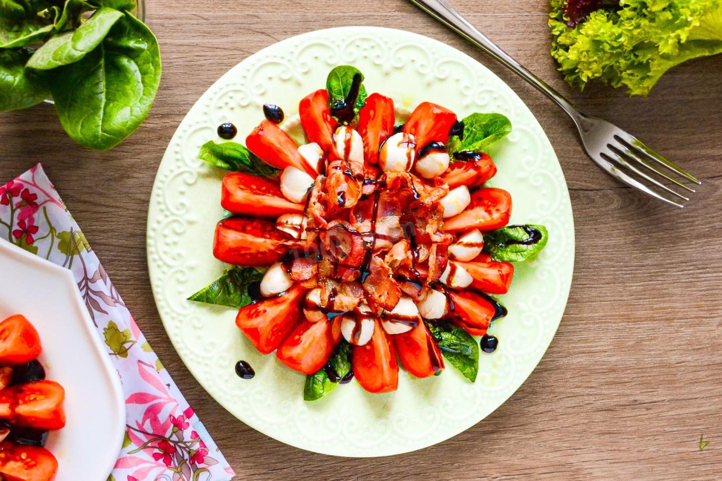 Обложка рецепта Салат с жареным беконом сыром и помидорами