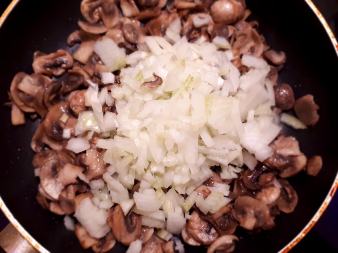 Шаг 2 приготовления Салат с копченой курицей Муж любимый