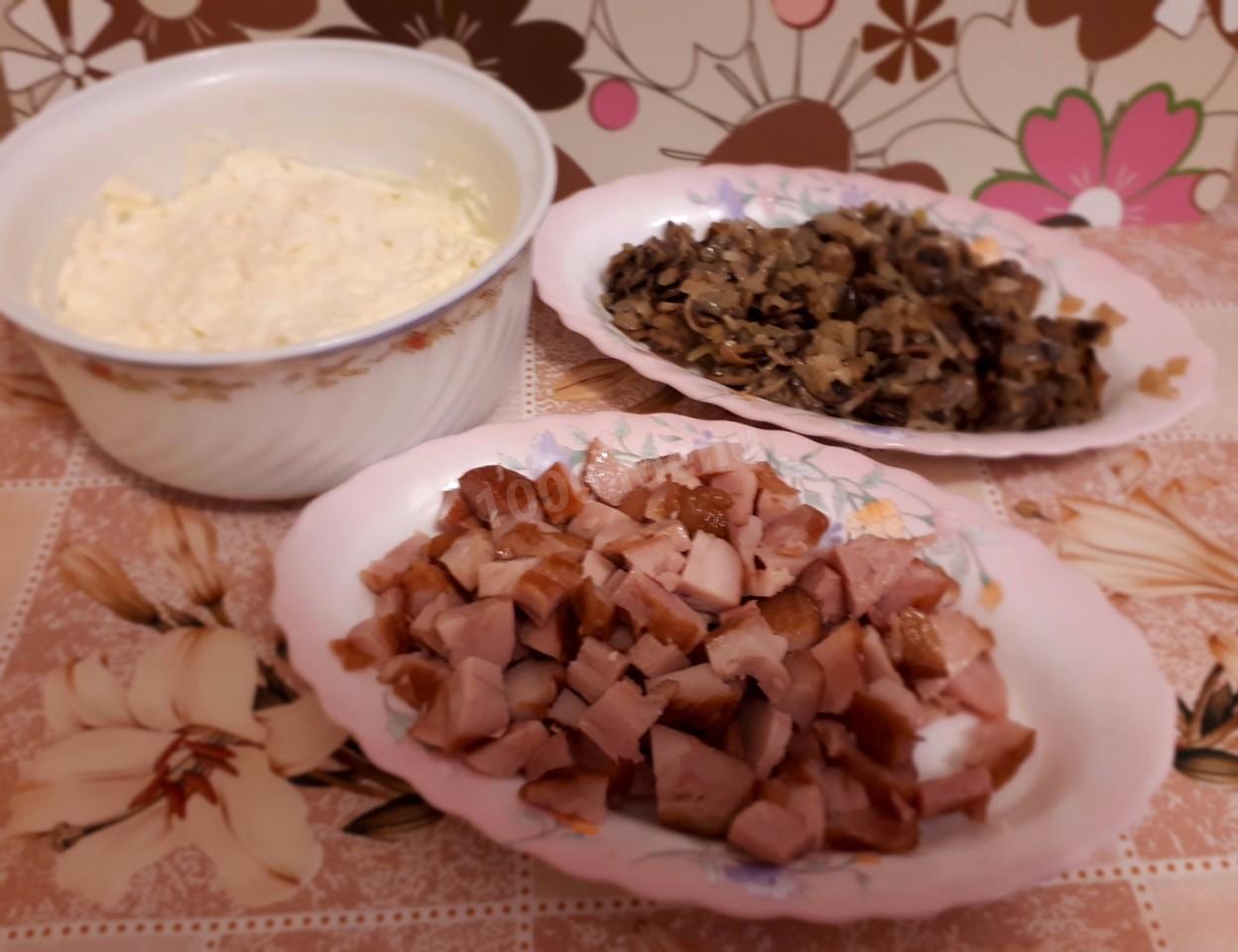 Шаг 3 приготовления Салат с копченой курицей Муж любимый