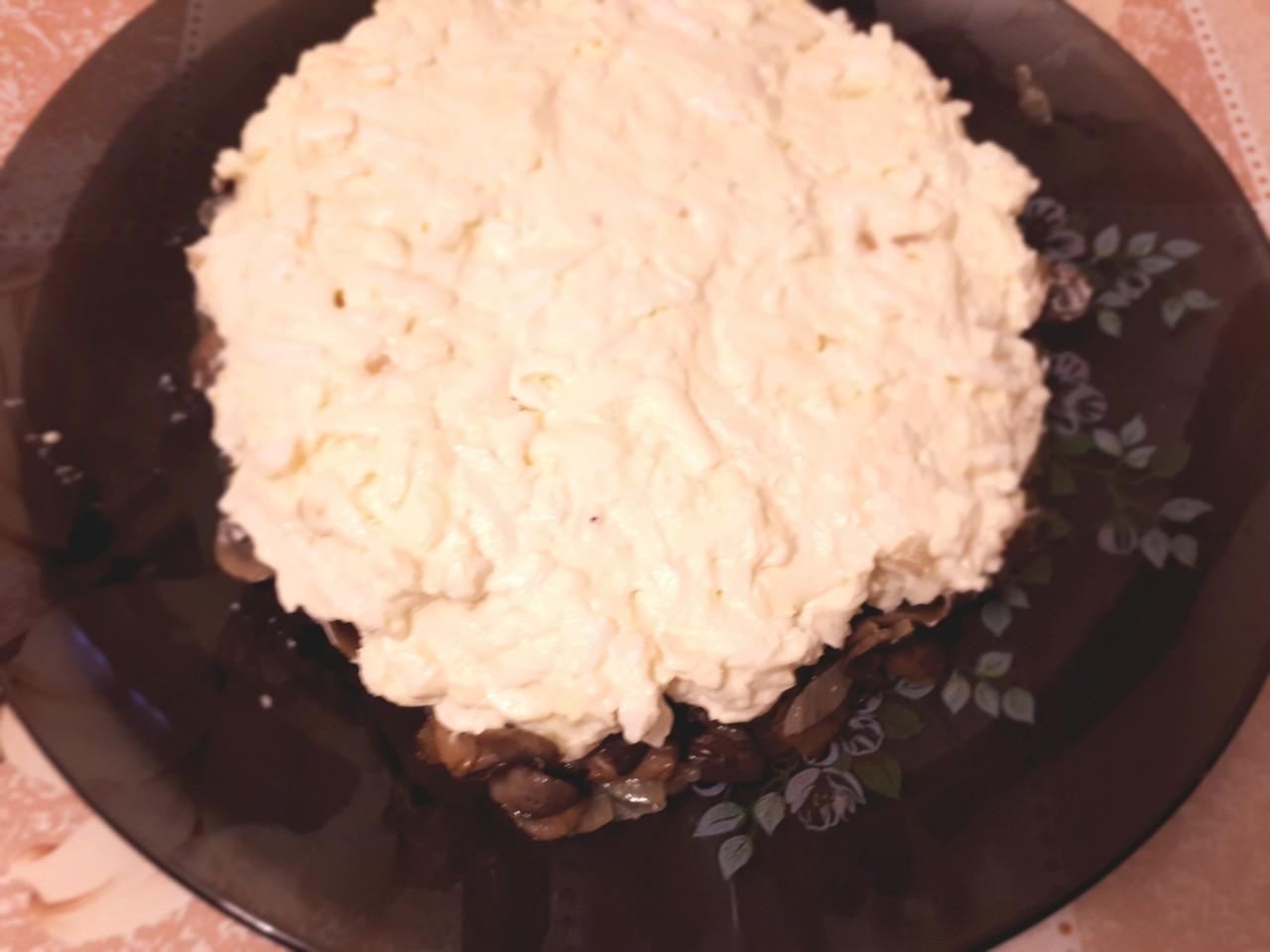 Шаг 5 приготовления Салат с копченой курицей Муж любимый