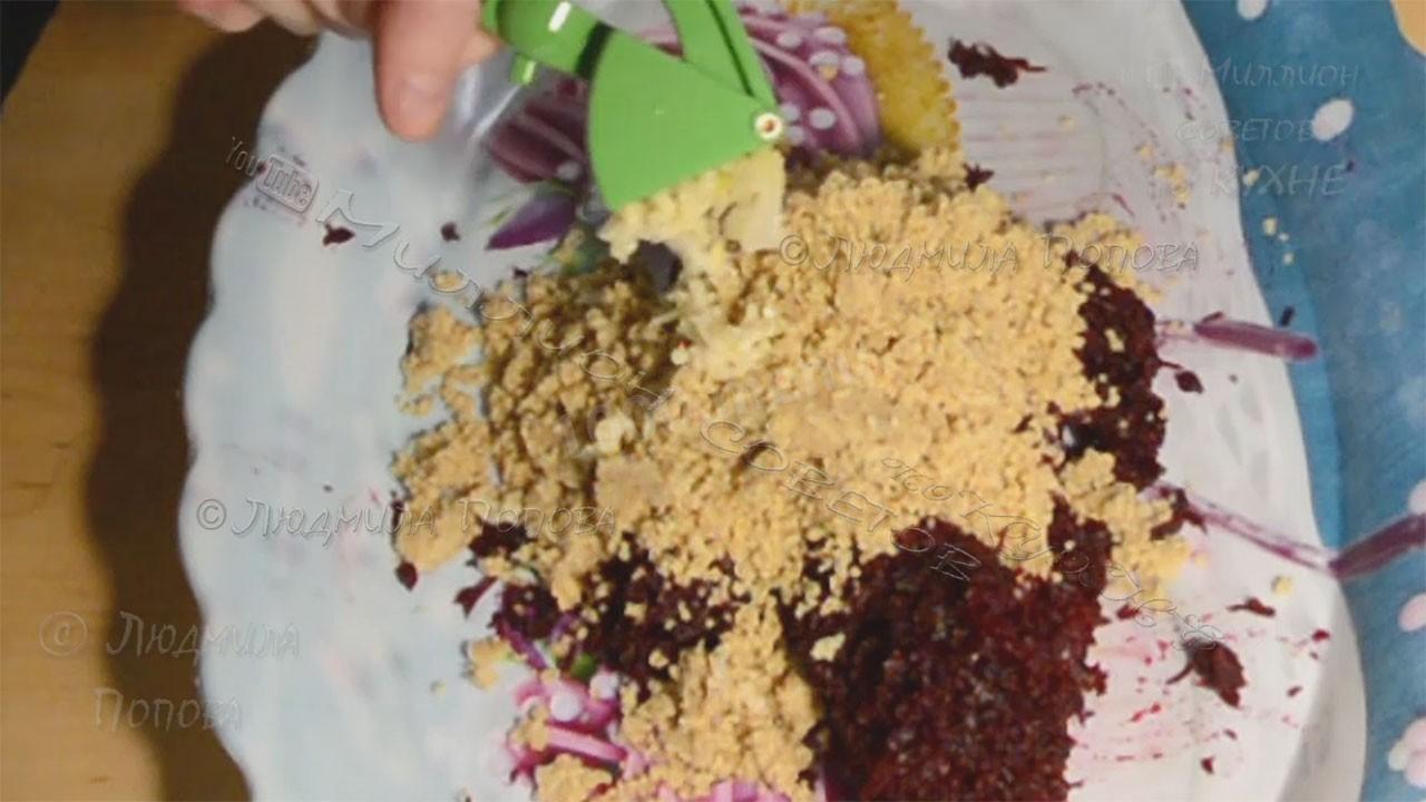 Шаг 10 приготовления Слоёный салат Любовница к Дню влюблённых