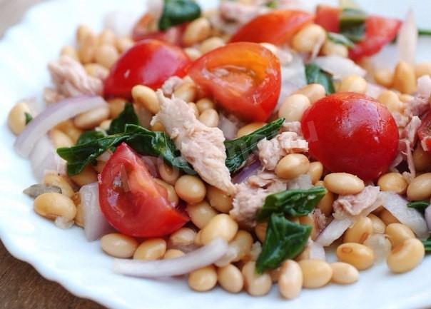 Обложка рецепта Салат с тунцом вареной фасолью и жареными кабачками