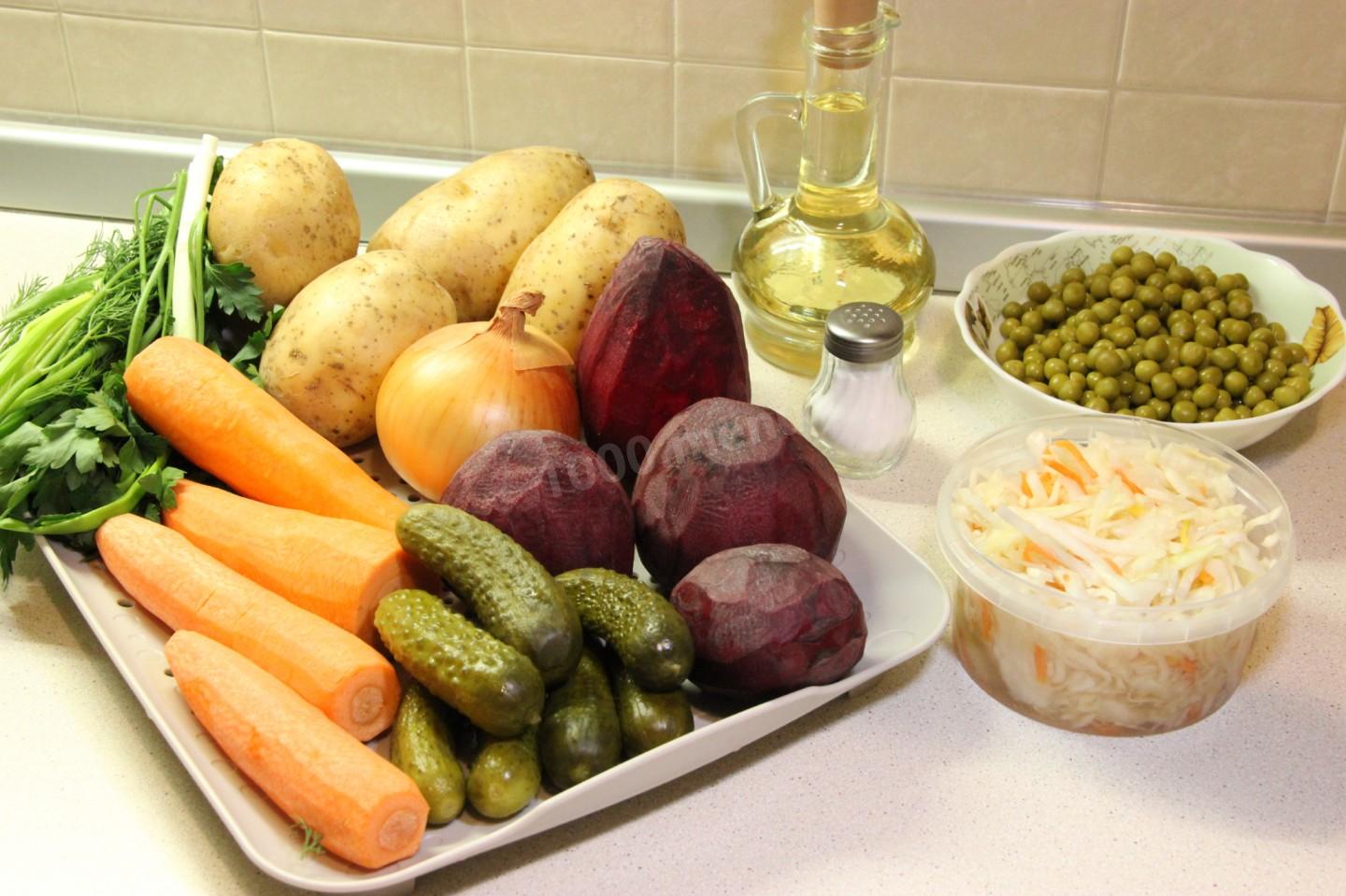 Шаг 1 приготовления Винегрет на квашеной капусте с солеными огурцами