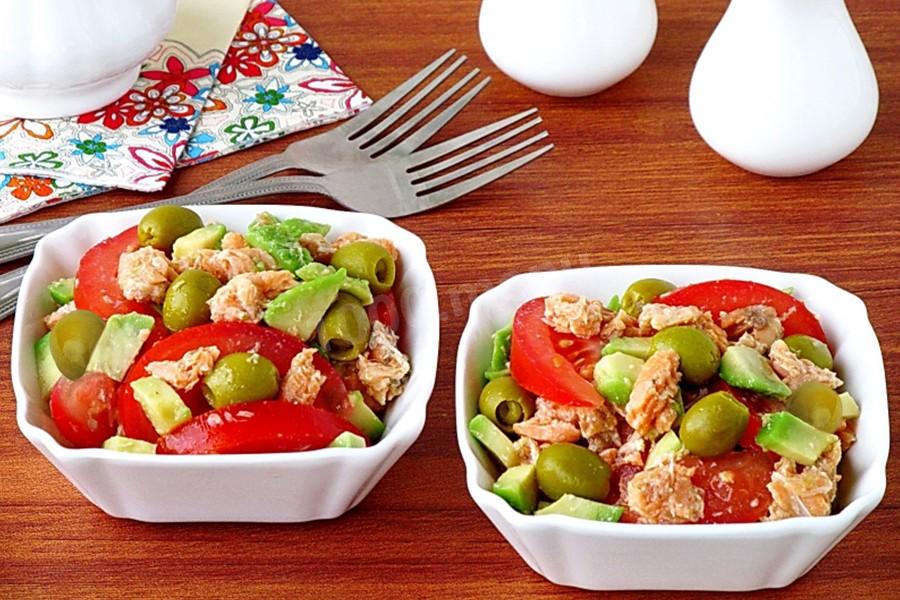 Обложка рецепта Салат с консервами красной рыбой и помидорами