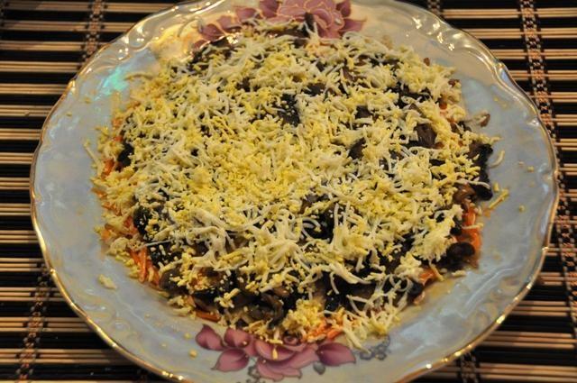 Шаг 10 приготовления Салат Букет роз блины с курицей, грибы и корейская морковь