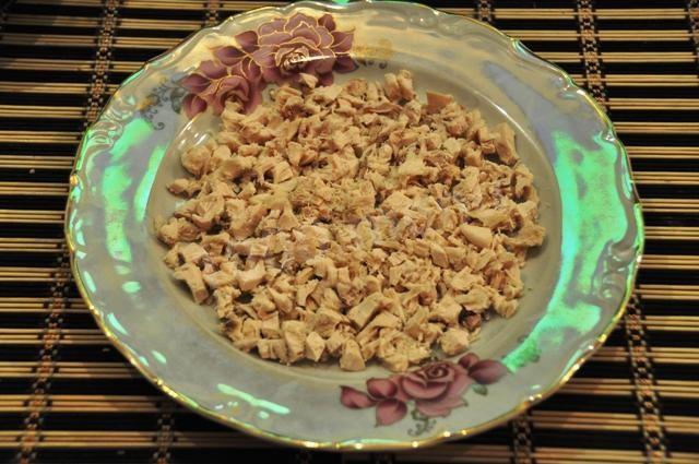 Шаг 4 приготовления Салат Букет роз блины с курицей, грибы и корейская морковь
